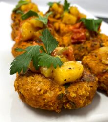 Chipotle salmon cakes with pineapple salsa